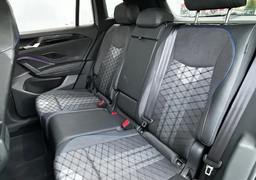 Banquette arrière en tissu ArtVelours gris avec surpiqûres bleues dans un Volkswagen Tiguan R-Line 2024, vue côté gauche.