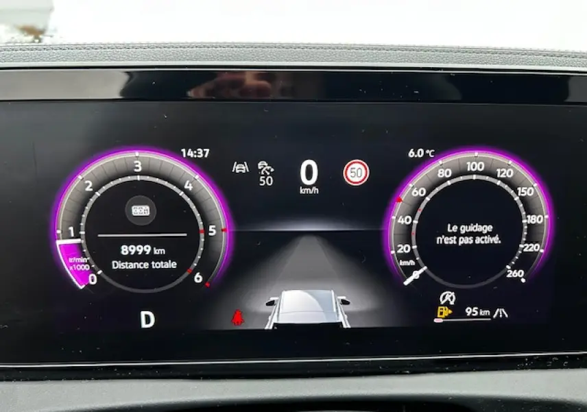Tableau de bord numérique du Volkswagen Tiguan 2024 affichant la vitesse, le régime moteur et les alertes de conduite.