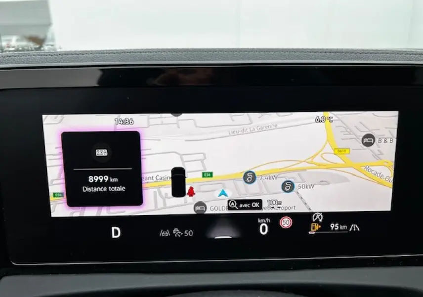 Écran numérique 10 pouces du tableau de bord du Volkswagen Tiguan gris clair, affichant la navigation et les données de conduite.