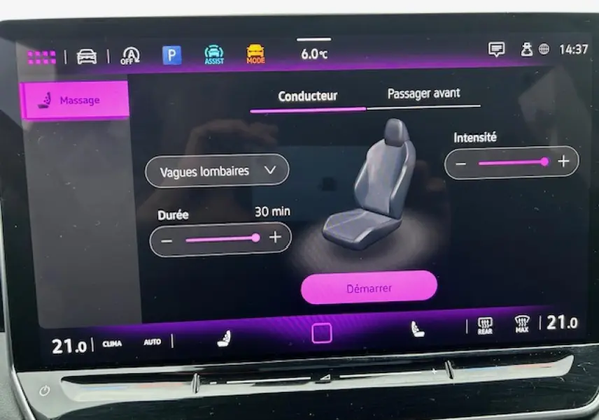 Écran tactile du Volkswagen Tiguan 2024 montrant le réglage massage siège conducteur avec interface en violet.