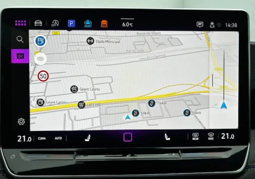 Écran tactile central du Volkswagen Tiguan 2024 affichant la navigation avec carte et commandes climatisation intégrées.