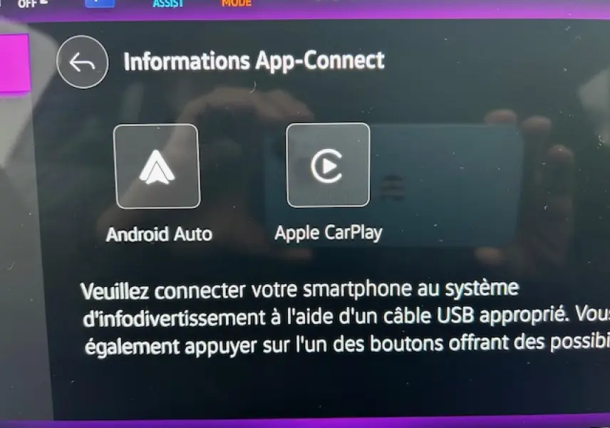 Écran tactile du système d'infodivertissement du Volkswagen Tiguan 2024 affichant les options Android Auto et Apple CarPlay.