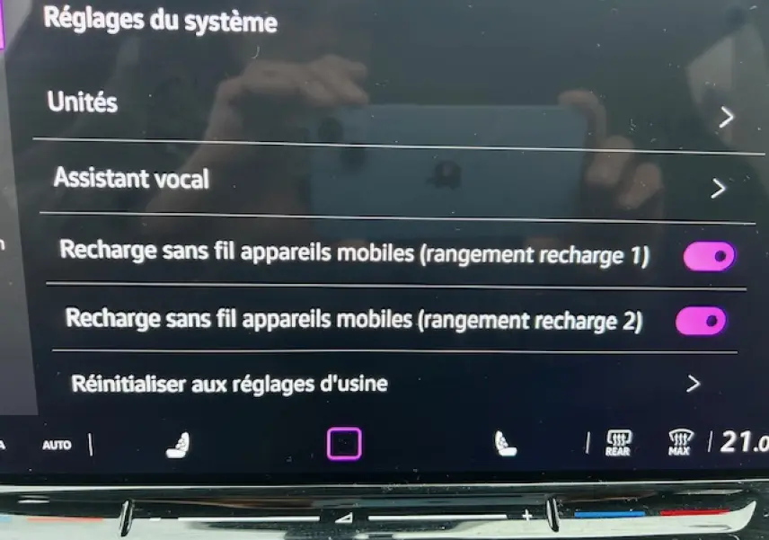 Écran tactile du système d'infodivertissement du Volkswagen Tiguan gris clair, vue rapprochée du tableau de bord.