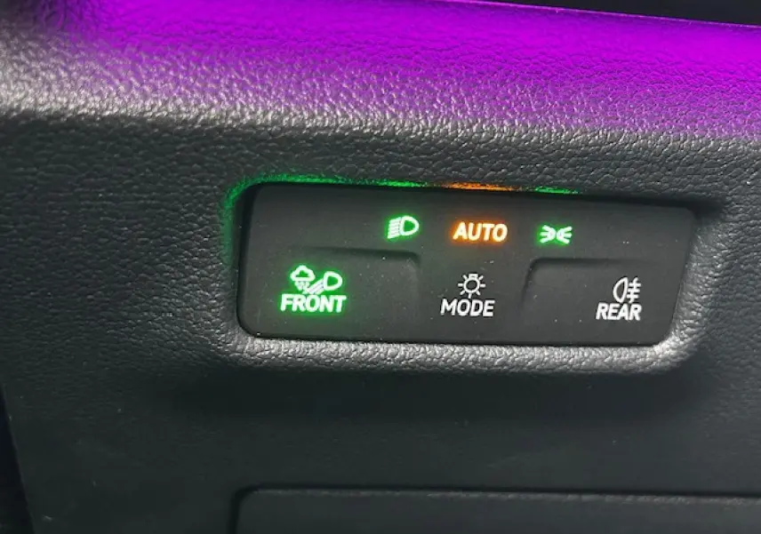 Panneau de commande d'éclairage avec mode automatique et feux avant/arrière sur Volkswagen Tiguan gris clair 2024.