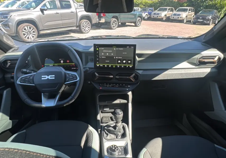 Intérieur du Dacia Bigster TCE 130 4x4 Extreme Plus 2025 avec tableau de bord moderne et levier de vitesses manuel.
