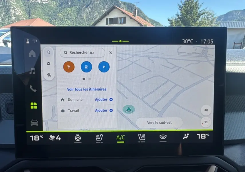 Écran tactile central affichant la navigation dans un DACIA BIGSTER bleu indigo, vue intérieure du tableau de bord.