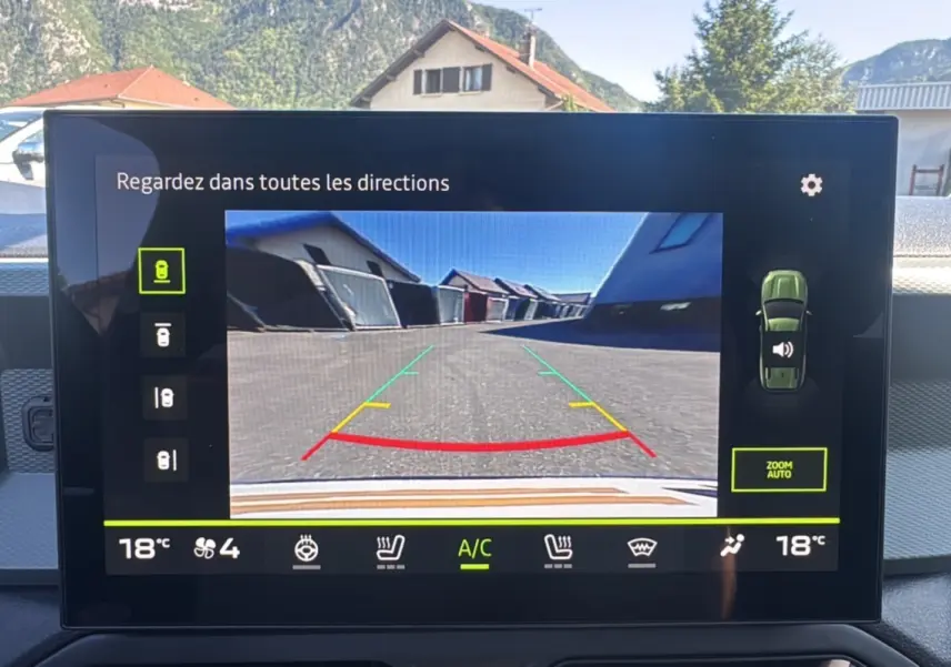 Vue de l'écran intérieur du Dacia Bigster bleu indigo 2025 montrant la caméra de recul avec guidage coloré.