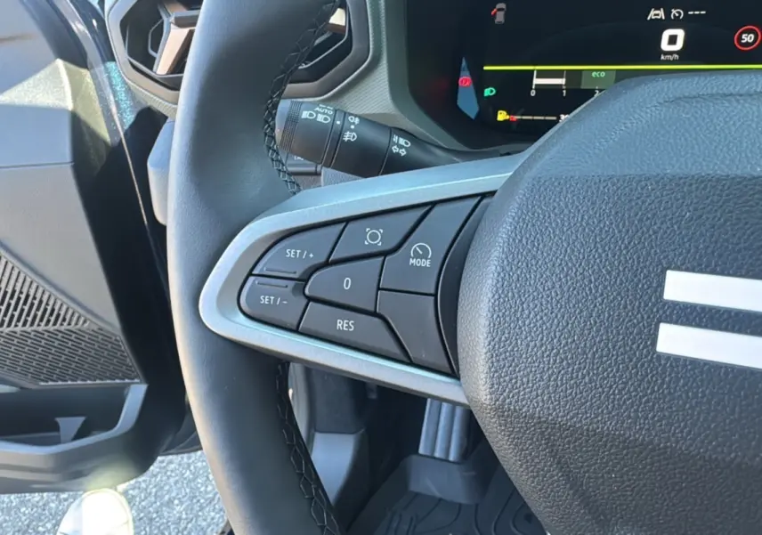 Gros plan sur le volant côté gauche du Dacia Bigster TCE 130 4x4 Extreme Plus 2025 avec commandes intégrées.