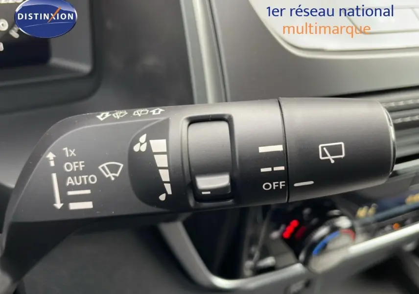 Gros plan sur la commande des essuie-glaces dans l’habitacle du Nissan Qashqai gris Squale Metal.