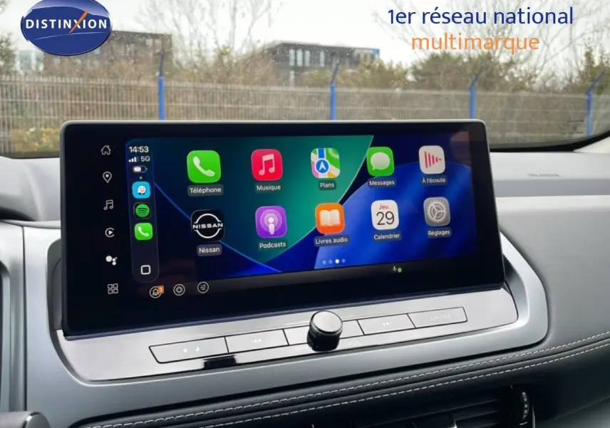 Écran tactile central du tableau de bord du Nissan Qashqai gris, affichant les applications connectées.