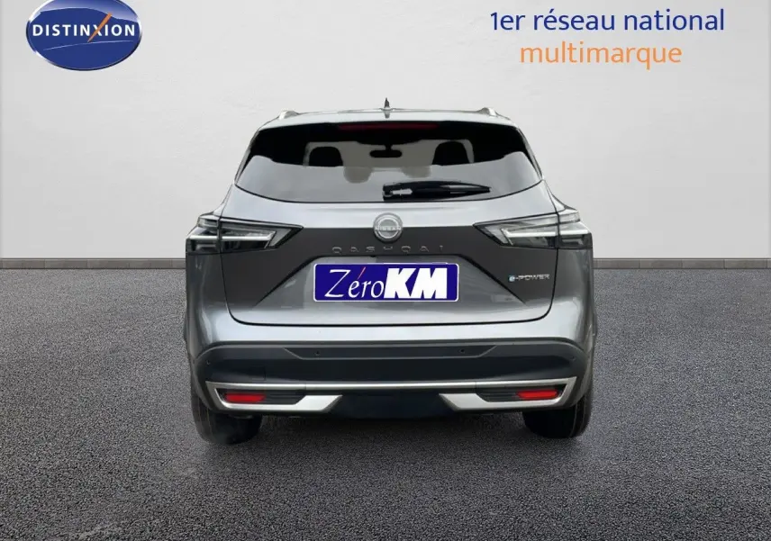 Vue arrière du Nissan Qashqai 1.5 E-POWER gris squale métal, avec feux LED et logo distinctif sur hayon.