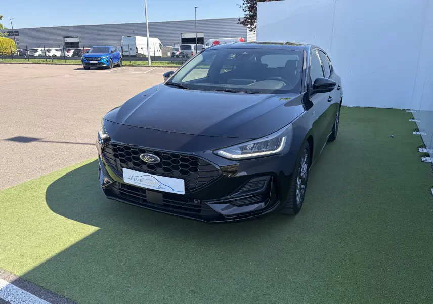 Ford Focus IV ST-Line X noir Agate vue 3/4 avant droit avec calandre noire et jantes alliage 17 pouces.