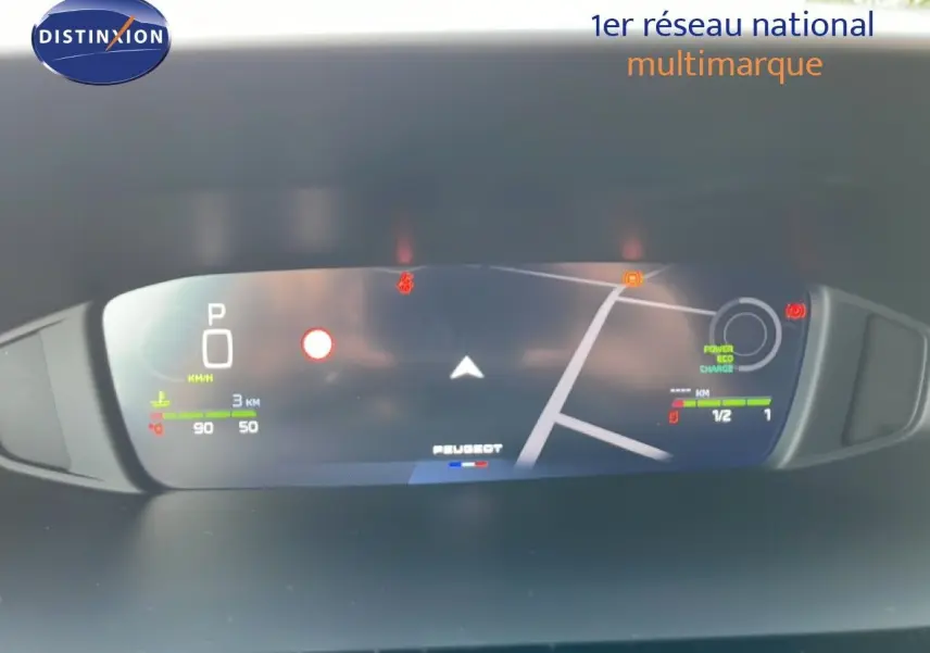 Vue rapprochée du tableau de bord numérique de la Peugeot 308 gris Artense, affichant la navigation et les indicateurs hybrides.