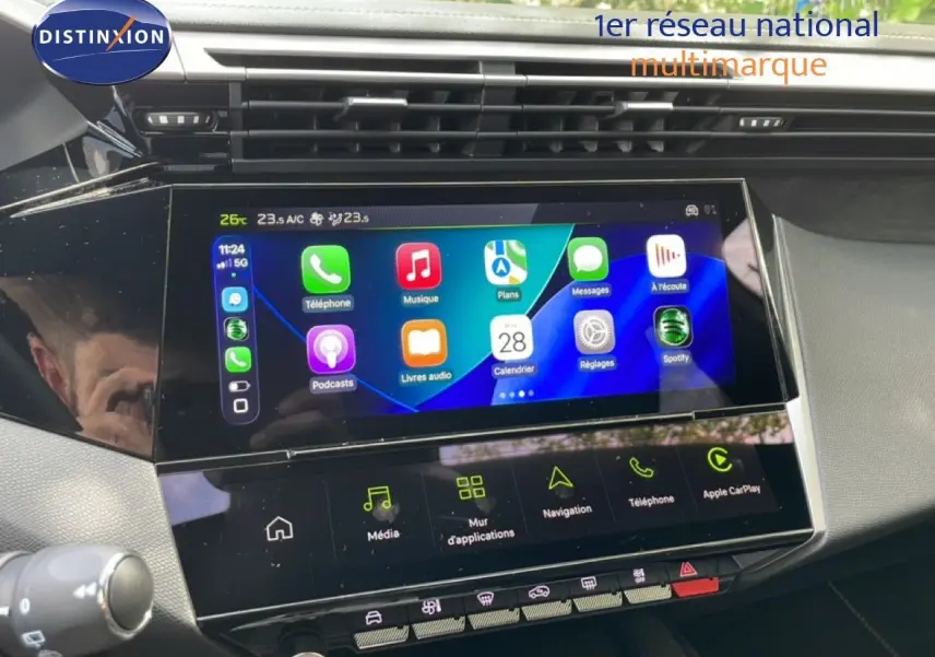 Vue rapprochée de l'écran tactile central avec interface multimédia colorée dans l'habitacle noir d'une Peugeot 308 gris Artense.