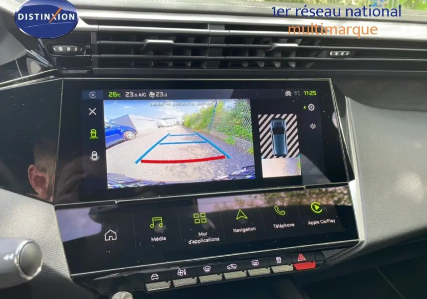 Vue rapprochée de l’écran tactile intérieur affichant la caméra de recul de la Peugeot 308 gris Artense.