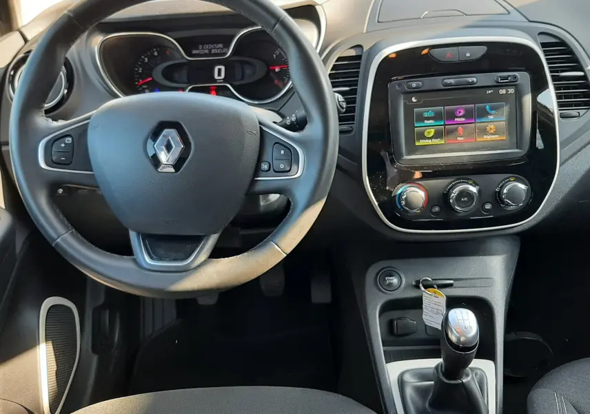 Vue intérieure côté droit des sièges arrière noirs en tissu du Renault Captur 2019 finition Corporate Edition.