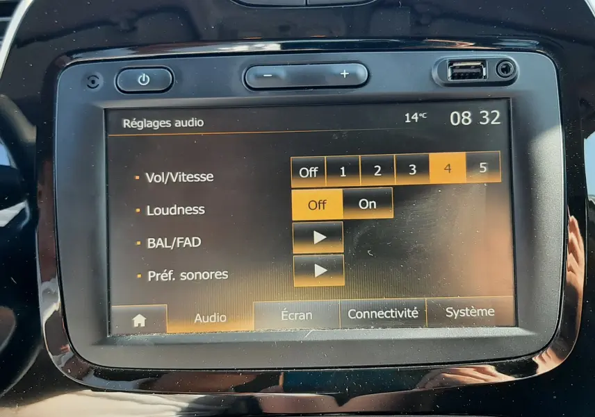 Écran tactile GPS du tableau de bord du Renault Captur 2019, affichant une carte routière avec commandes noires brillantes.