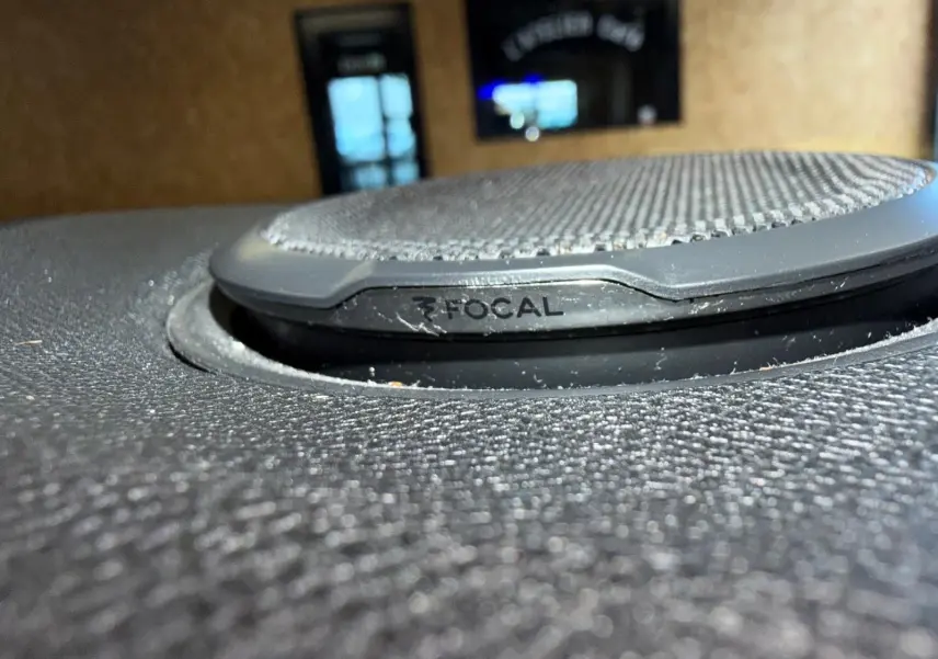 Gros plan sur le haut-parleur FOCAL intégré au tableau de bord noir de la Peugeot 508 II GT.