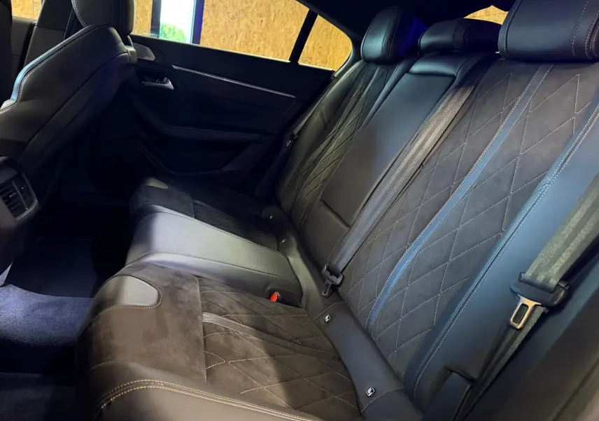 Vue intérieure côté droit des sièges arrière en cuir noir et Alcantara gris de la Peugeot 508 II GT 2019.