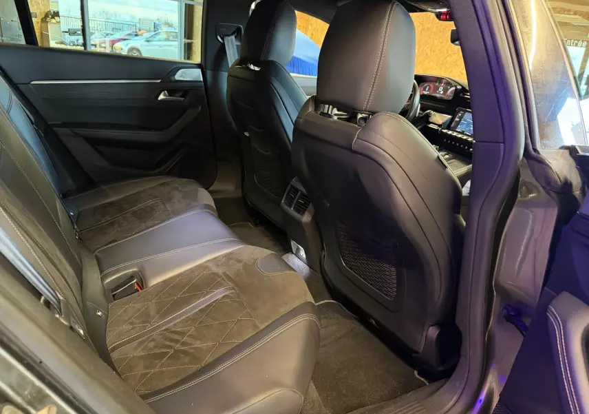 Vue intérieure arrière côté droit de la Peugeot 508 gris, avec sellerie cuir et Alcantara gris et accoudoir central.