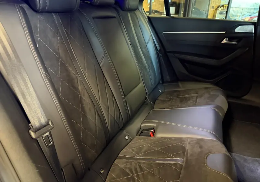 Vue intérieure côté droit sur la banquette arrière cuir noir et Alcantara gris de la Peugeot 508 II GT 2019.