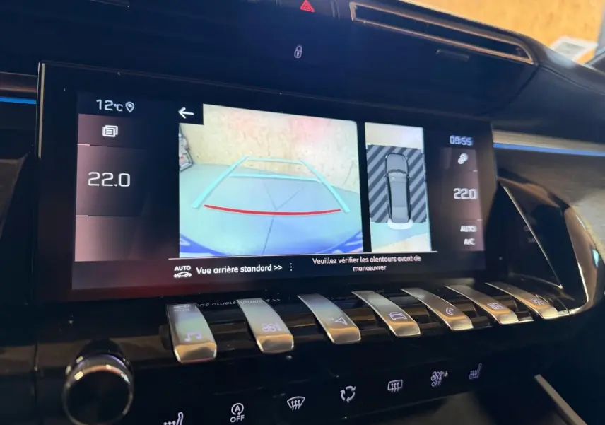 Vue rapprochée de l'écran tactile central affichant la caméra de recul et la température intérieure à 22°C dans une Peugeot 508 gris.
