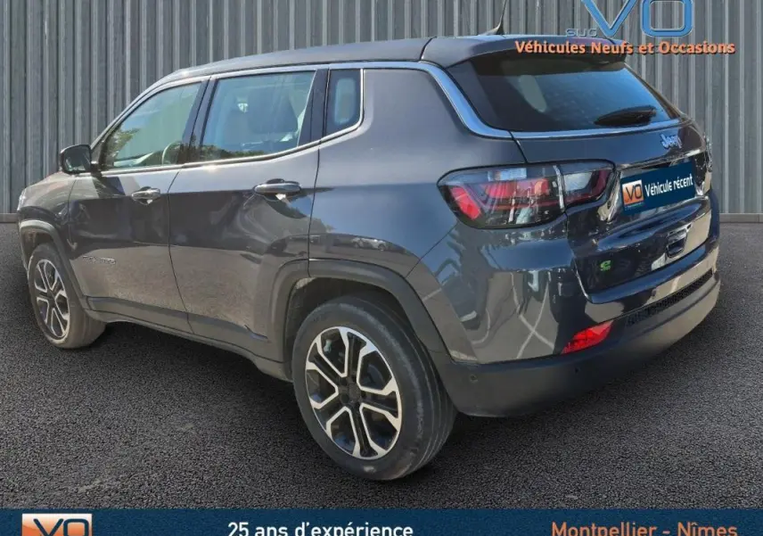 Vue 3/4 arrière droite du Jeep Compass gris 2024 avec jantes alliage 18 pouces et feux arrière LED visibles.