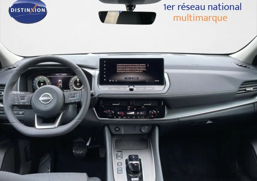 Vue intérieure du tableau de bord du Nissan Qashqai 2025, avec volant multifonction et écran tactile central.