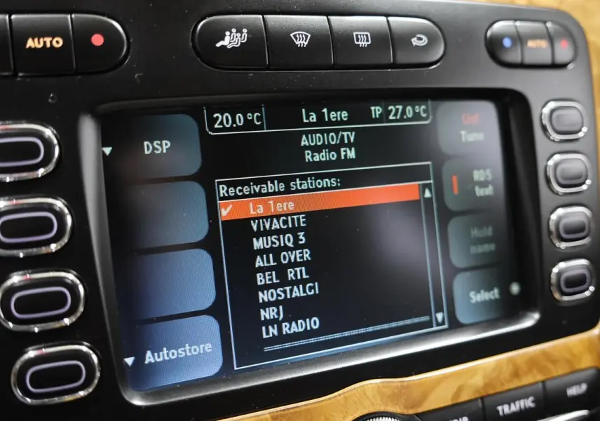 Gros plan sur l’écran central radio FM de la Bentley Continental Flying Spur 2006 avec cadre en bois clair.