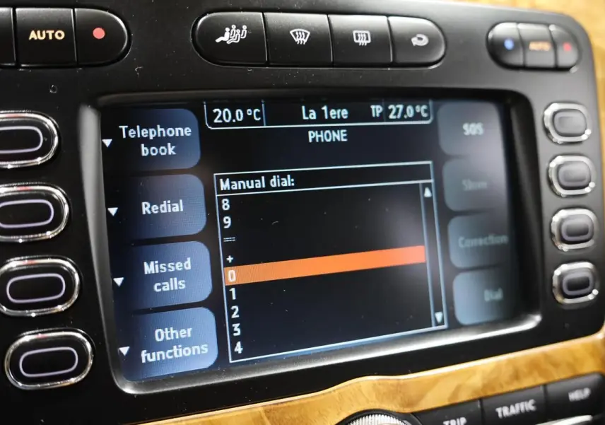 Écran central tactile du système multimédia de la Bentley Continental Flying Spur 2006 avec interface téléphone et boutons autour.