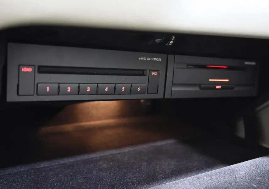 Gros plan sur le lecteur CD 6 disques intégré dans la console de la Bentley Continental Flying Spur 2006.
