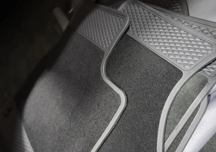 Tapis de sol gris foncé en textile et caoutchouc pour Bentley Continental Flying Spur 2006, vue rapprochée intérieure.