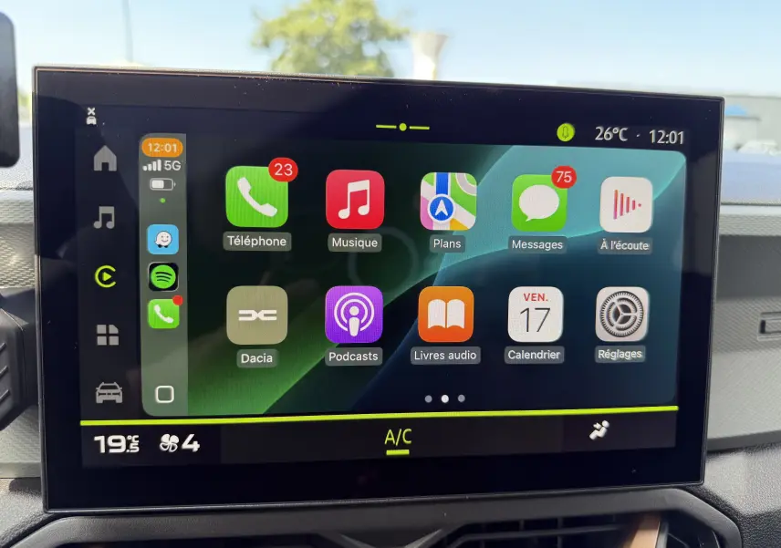 Écran tactile central du Dacia Duster Hybrid 155 Extreme 2026 affichant les applications connectées, vue intérieure frontale.