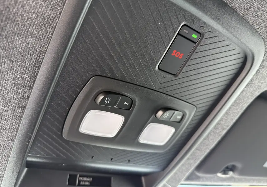 Plafonnier intérieur noir avec boutons d’éclairage et alerte SOS du Dacia Duster Hybrid 155 Extreme 2026.