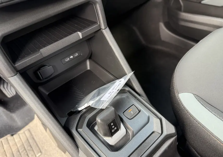 Gros plan sur la console centrale du Dacia Duster Hybrid 155 Extreme 2026, montrant le levier de boîte automatique et les ports USB.