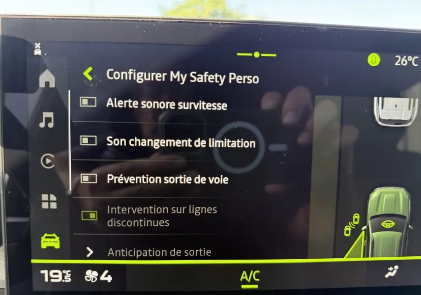 Écran central du tableau de bord du Dacia Duster Hybrid 155 Extreme montrant les réglages de sécurité personnalisée.