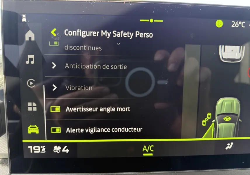 Écran tactile intérieur du Dacia Duster Hybrid 155 Extreme montrant les options de sécurité et la climatisation.