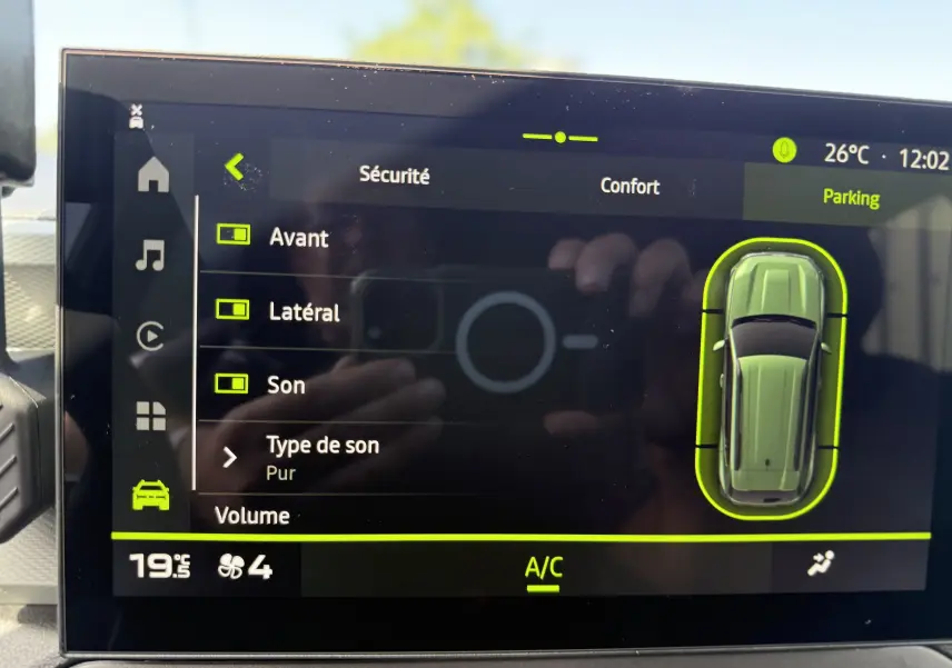 Écran tactile intérieur du Dacia Duster Hybrid 155 Extreme montrant l'interface de sécurité et le véhicule en vue de dessus.
