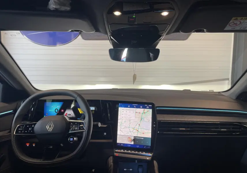Vue intérieure avant du tableau de bord de la Renault Rafale 2025 avec écran tactile central et volant multifonction noir.