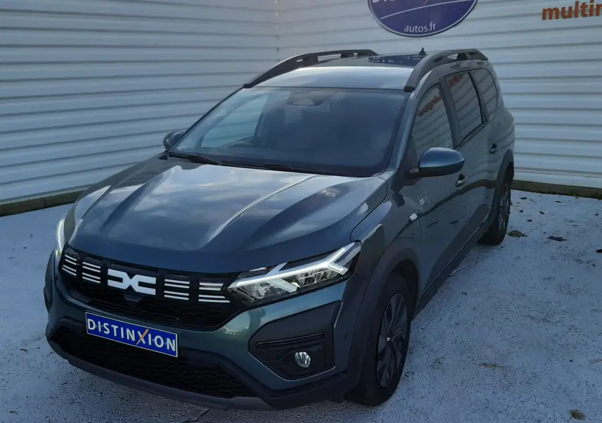 Vue latérale gauche d'un Dacia Jogger 2025 vert cèdre métal avec jantes noires et toit noir.
