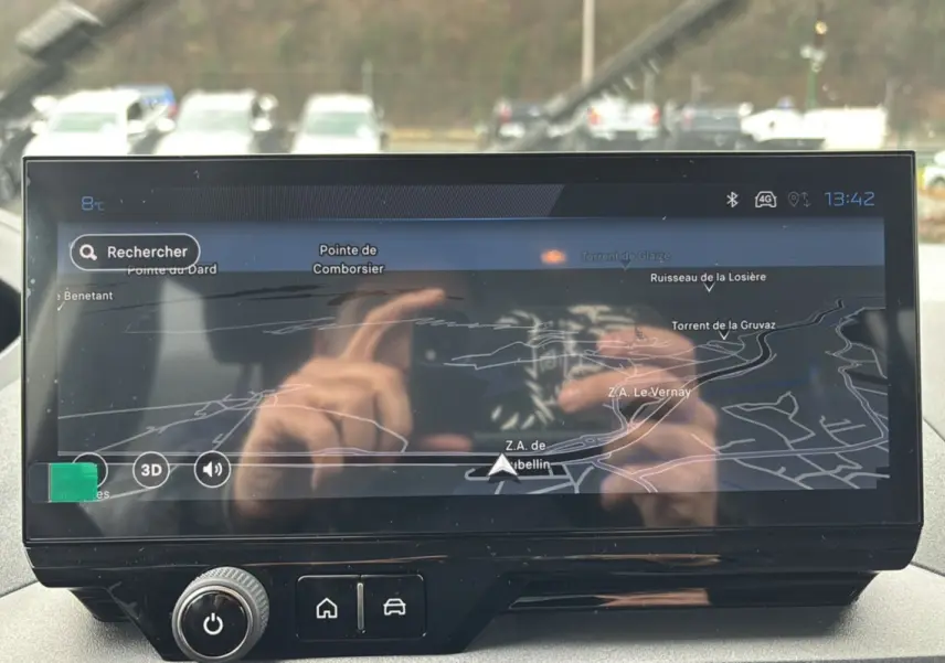Écran tactile 10 pouces du GPS du Peugeot Rifter gris Artense, affichant une carte en mode 3D.