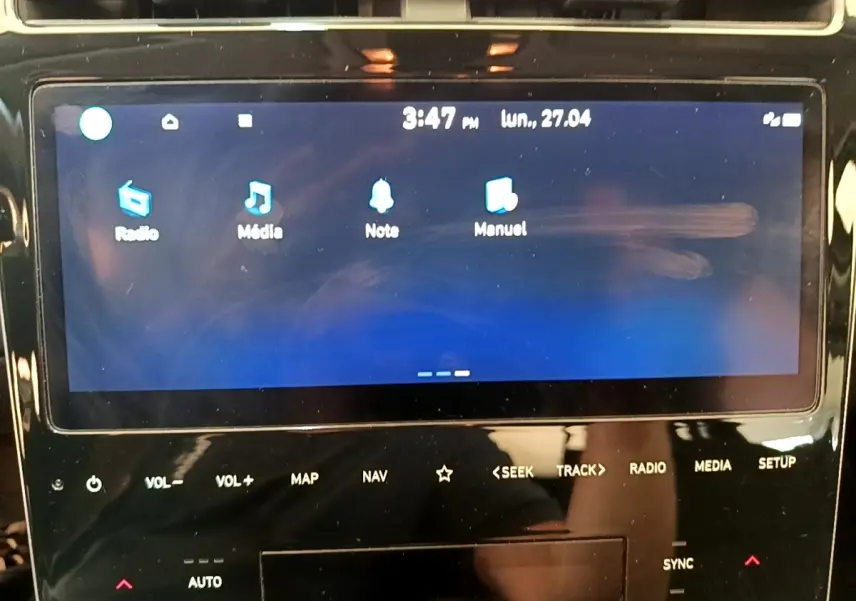 Écran tactile central du tableau de bord du Hyundai Tucson gris foncé, vue rapprochée de face.