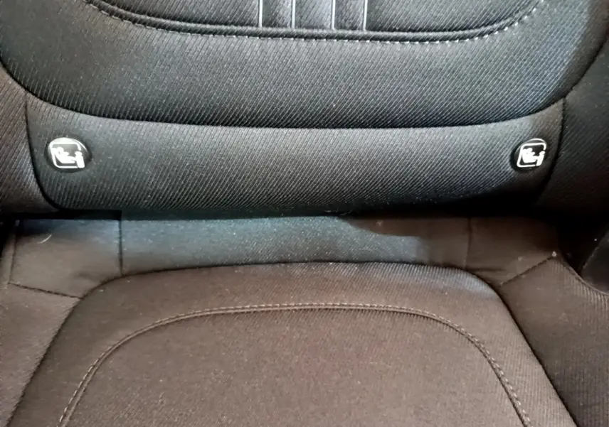 Vue rapprochée des attaches Isofix sur la banquette arrière en tissu noir du Hyundai Tucson 2022.