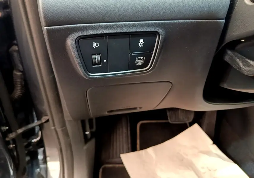 Vue intérieure côté conducteur du Hyundai Tucson 1.6 Hybrid 230 gris foncé, avec commandes d’éclairage et stabilité.