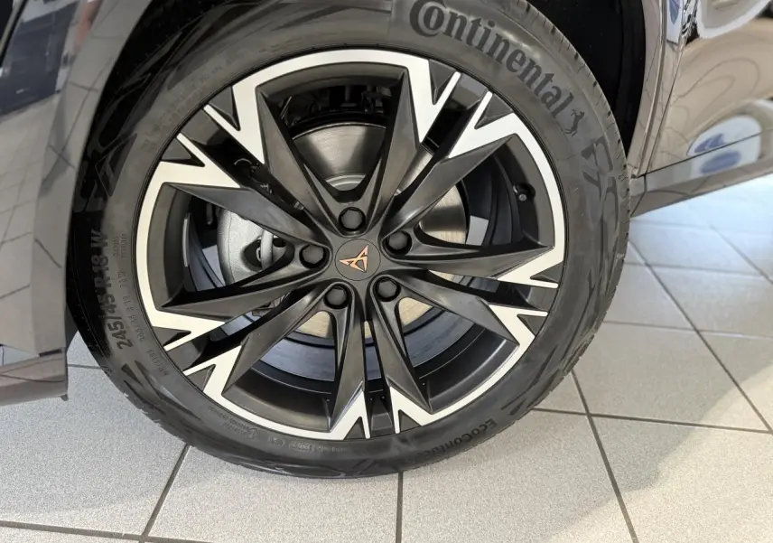 Gros plan sur la jante alliage 18'' noire et argentée avec logo CUPRA, montée sur pneu Continental du CUPRA Formentor noir Night.