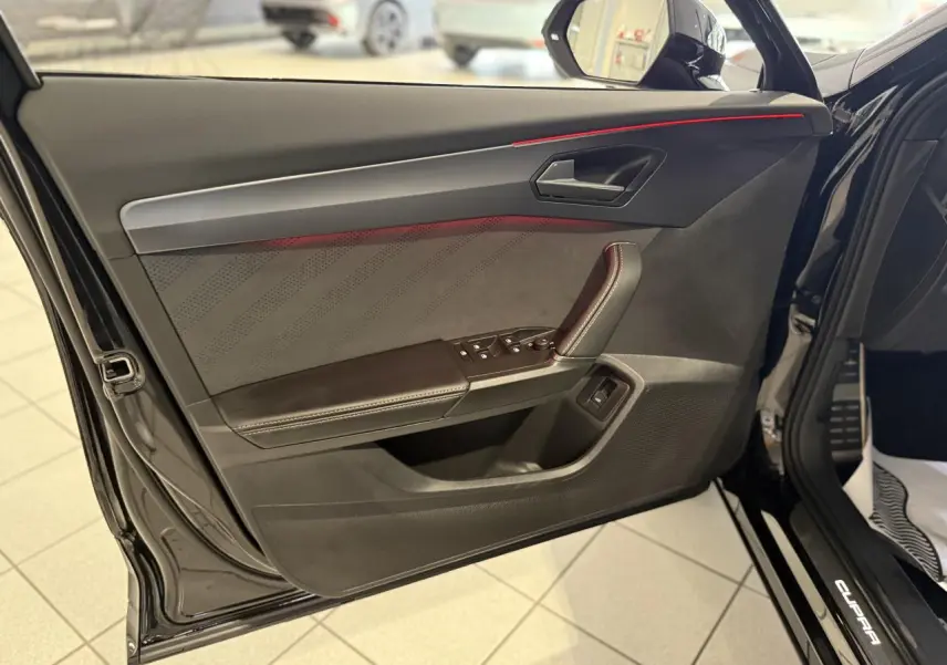 Contre-porte avant gauche noir avec surpiqûres cuivrées et poignée intégrée, intérieur d’une CUPRA Formentor 2025.