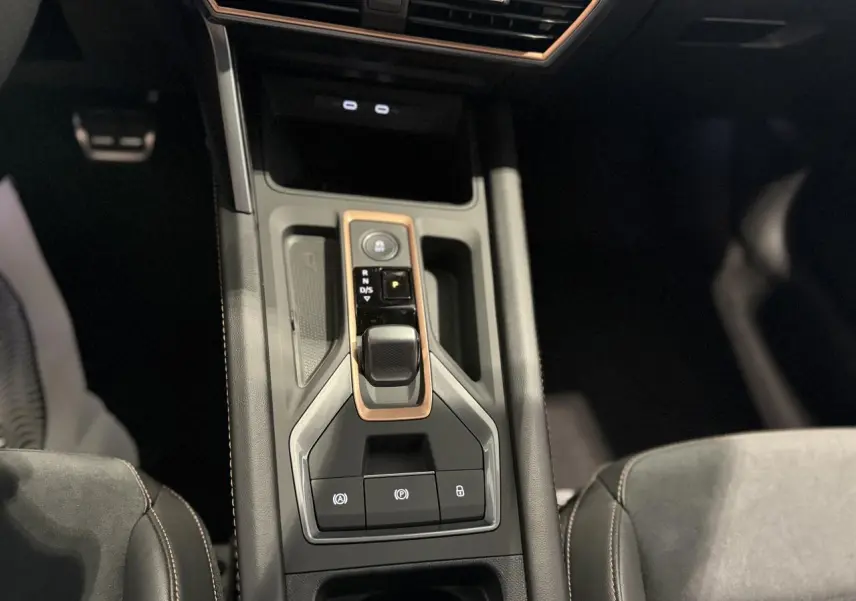 Vue rapprochée de la console centrale du CUPRA Formentor noir Night avec levier de vitesses et surpiqûres cuivrées.
