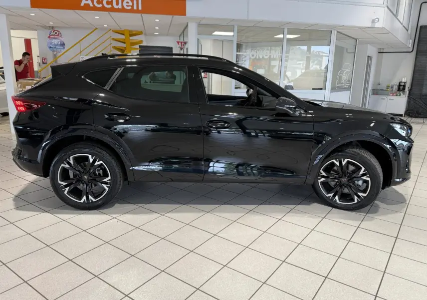 Vue de profil côté gauche d'un CUPRA Formentor noir Night avec jantes alliage 18'' et détails noirs contrastants.