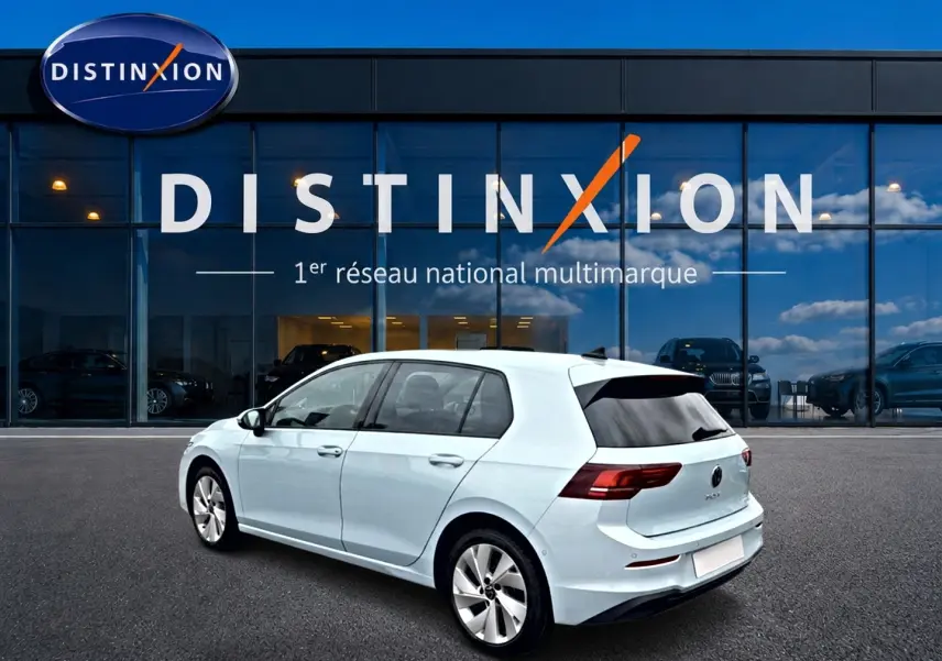 Volkswagen Golf 1.5 etsi evo2 116 life bleu glacier vue 3/4 arrière droit devant showroom Distinxion.