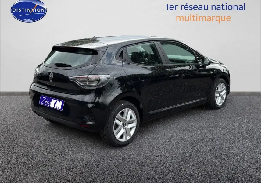 Vue 3/4 arrière droite d'une Renault Clio V noire étoilé avec jantes acier 16 pouces et feux arrière LED.